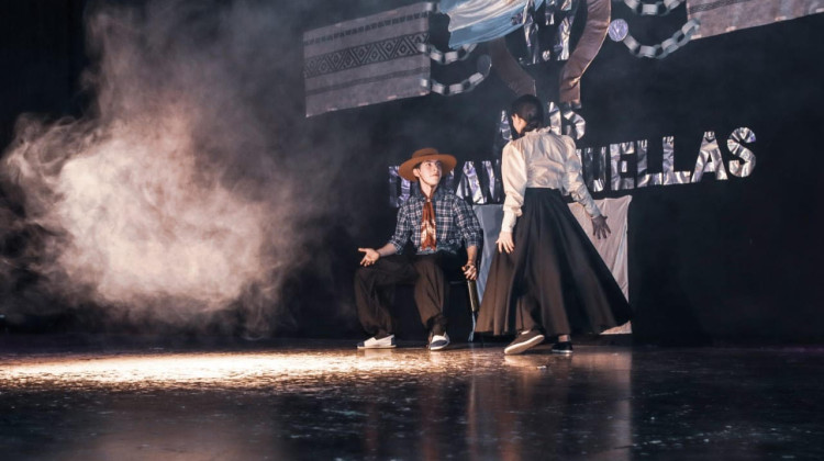 La academia de danzas folclóricas Por La Huella, festejó sus 17 años en el Teatro del Molino Fénix.