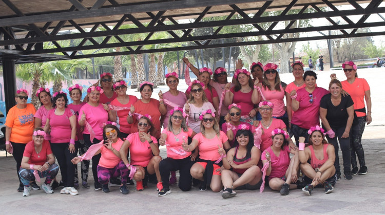 Zumba rosa en la explanada del Molino