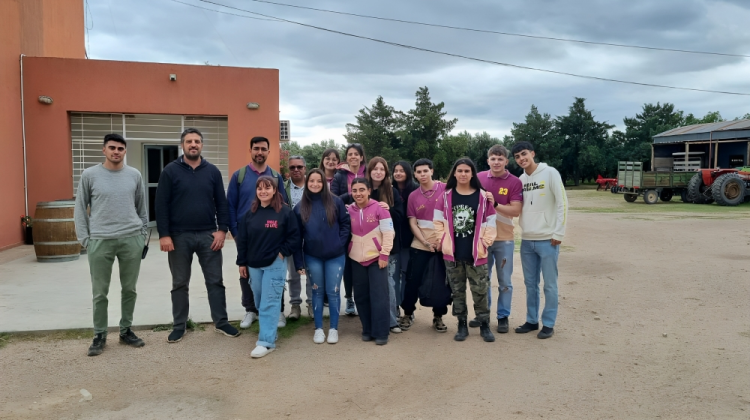 La Escuela Técnica N° 1 “Elena Ossola de Horas” de Naschel visitó el predio de Sol Puntano