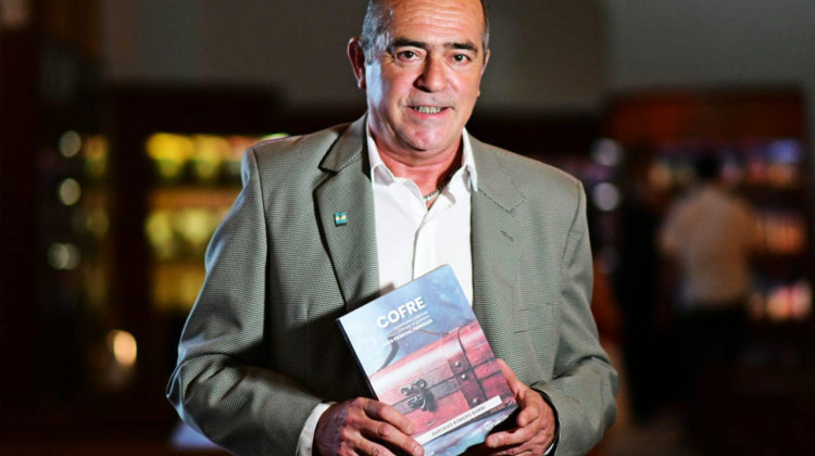 El escritor Gustavo Romero Borri presentó su nuevo libro “Cofre”