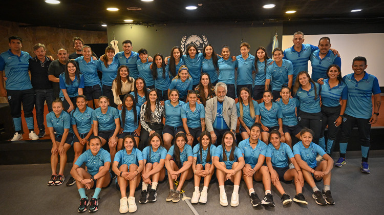 Alegría y reconocimiento: el gobernador recibió al plantel femenino San Luis FC tras ganar el campeonato