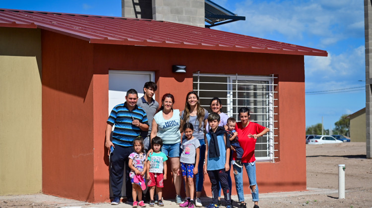 Derecho a la vivienda digna: 340 familias puntanas recibieron las llaves de sus nuevos hogares