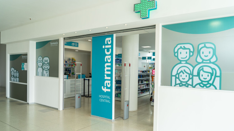 La farmacia del Hospital Central cumple su primer aniversario