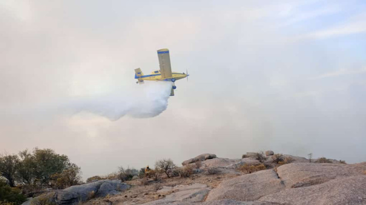 Combaten dos incendios, uno en la zona de Los Molles y otro en Potrero de los Funes