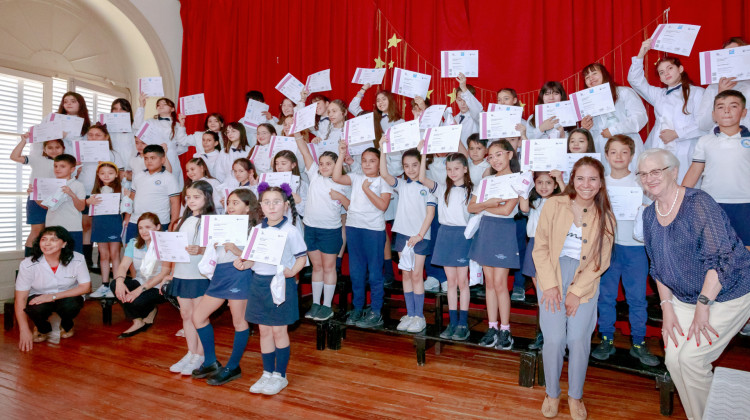 Más de 50 alumnas de la Escuela Paula Domínguez de Bazán recibieron sus certificados de inglés
