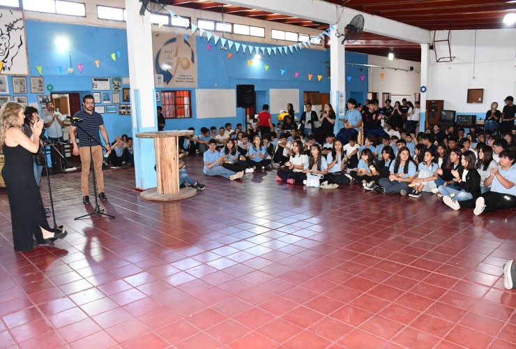 La comunidad educativa de la escuela “Fray Luis Beltrán” celebró la presentación de lo que será su nuevo edificio