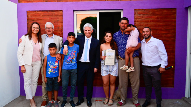 Poggi participó de la entrega de viviendas a familias de Navia