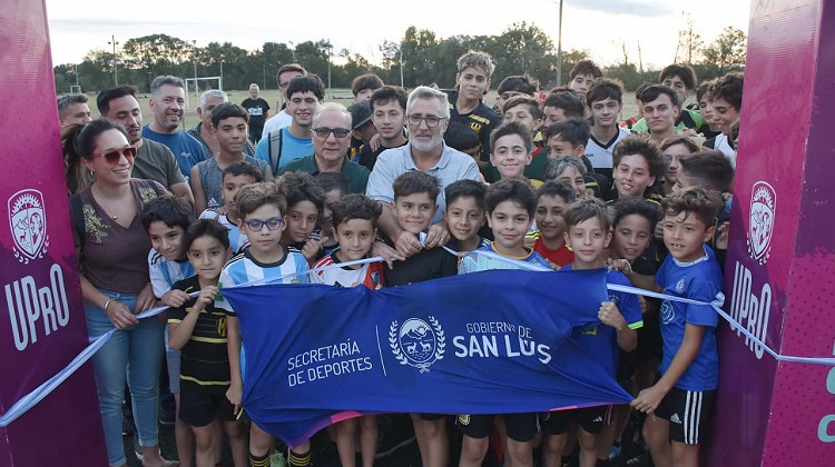 Jorge Newbery inauguró sintético e iluminación