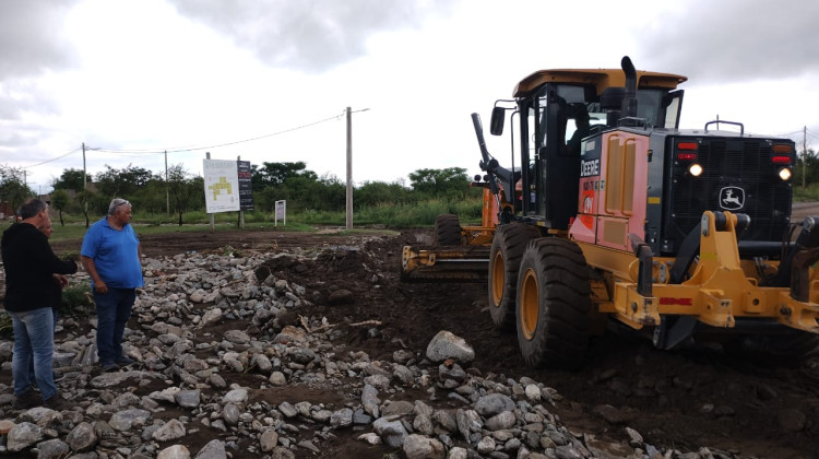 Intensos trabajos de Vialidad Provincial en Merlo para recuperar calles y despejar escombros