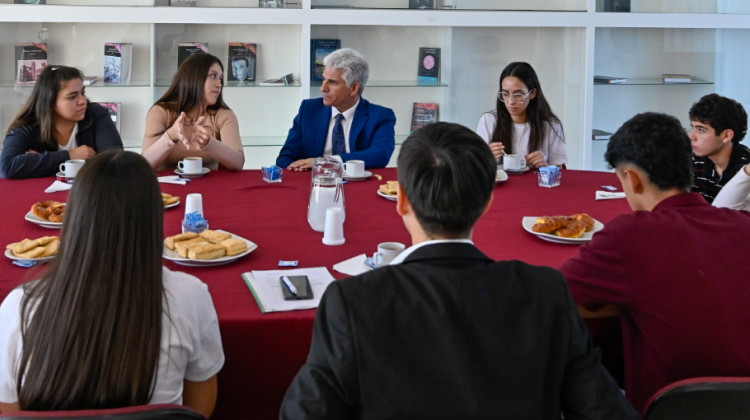 El Gobernador compartió la mañana con alumnos que obtuvieron primeros promedios en diferentes escuelas