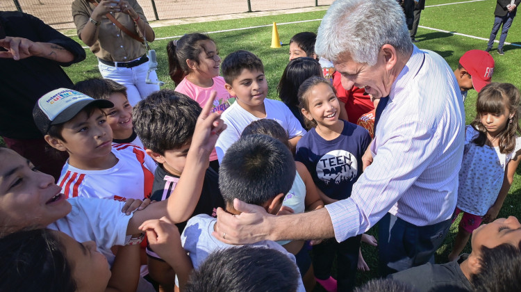 Poggi visitó la escuela de verano de la Villa Deportiva