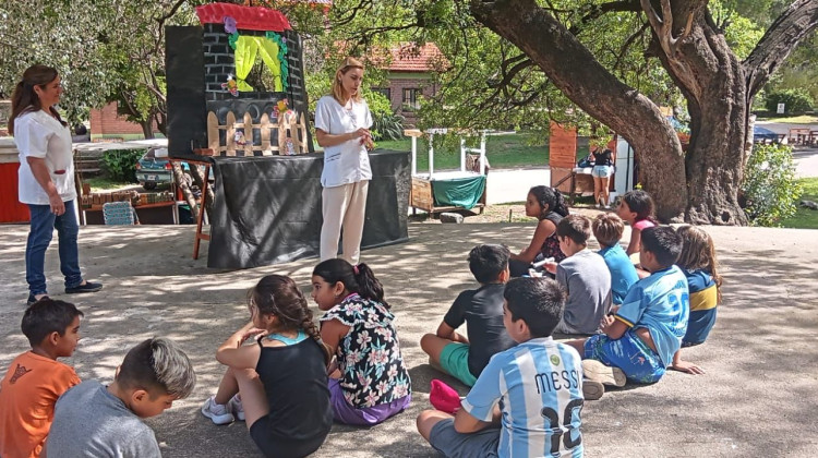 Niños y adultos mayores de Los Molles aprendieron sobre nutrición y hábitos saludables