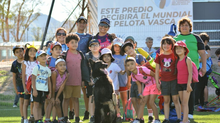 Chicos y personas mayores de las colonias de la Villa Deportiva disfrutaron una exposición de canes de la Policía