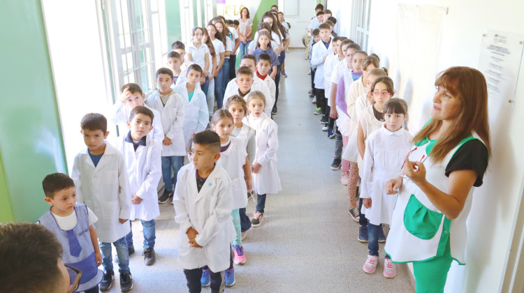 El Gobierno reforzará el desayuno y la merienda, y de a poco irá sumando el almuerzo a las escuelas públicas