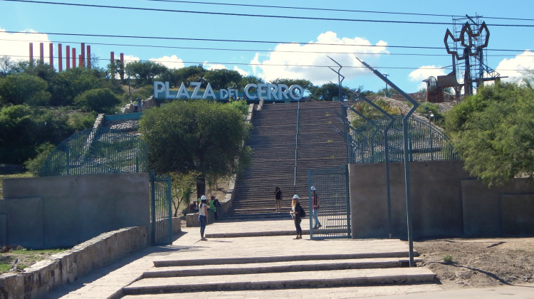 Renuevan la Plaza del Cerro con mejor iluminación, forestación y un pórtico de ingreso