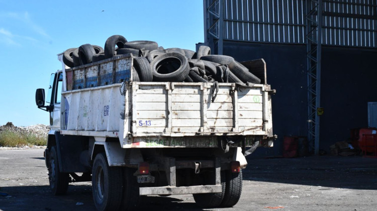 Mil neumáticos en desuso fueron trasladados a la planta ‘La Metropolitana’