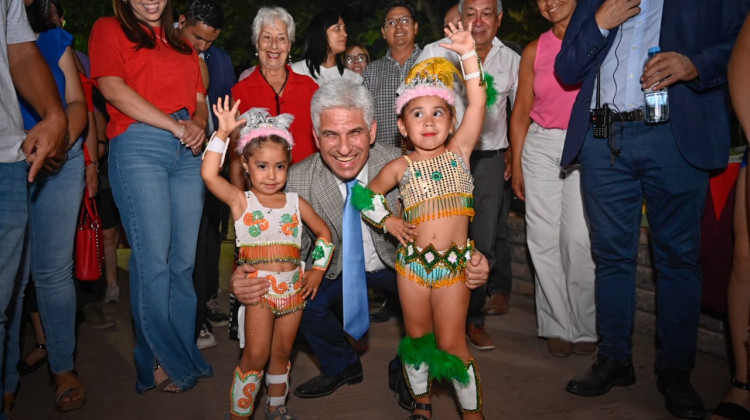 El Gobernador cerró su gira al ritmo del carnaval de Quines