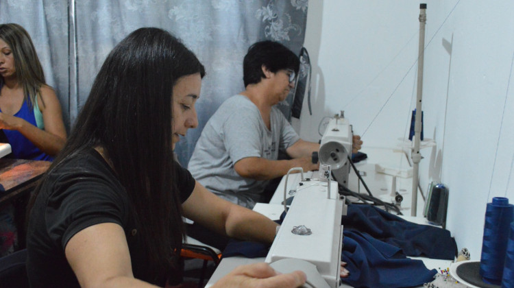 Producción a pleno en el taller de costura creativo para la familia