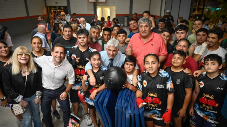 El Gobernador visitó dos gimnasios de boxeo y les entregó equipamiento deportivo