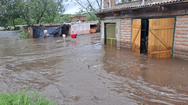 Las lluvias provocaron fuertes crecidas en Potrero, El Trapiche y La Carolina