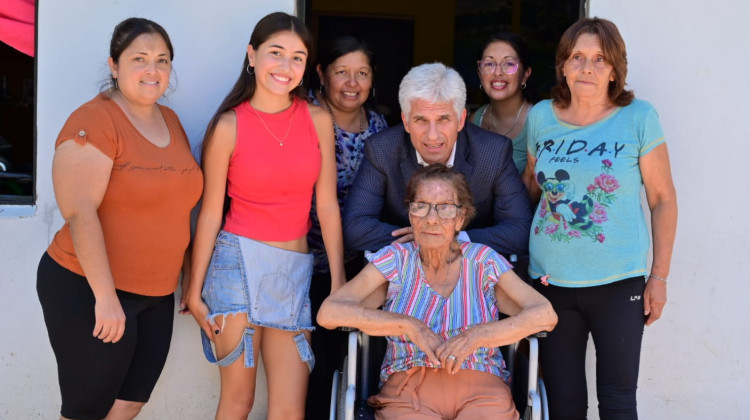 Poggi visitó a Ramona Pérez, una abuela de 101 años que vio crecer a Los Manantiales