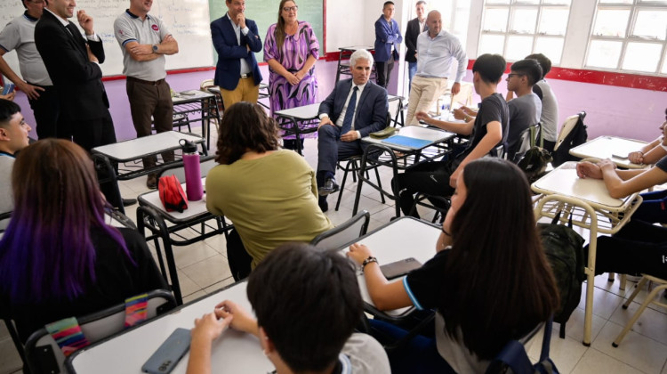 El Gobernador estuvo en La Punta para saludar a estudiantes y docentes que comenzaron el año escolar