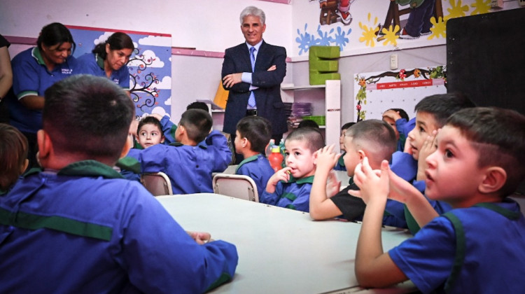 Poggi visitó un jardín en Quines y escuchó los sueños y proyectos de sus docentes