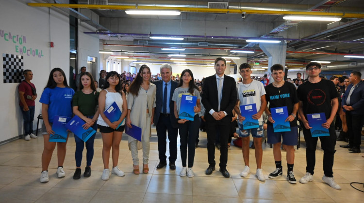 Claudio Poggi entregó la Beca al Mérito a más jóvenes destacados que continuarán su formación académica