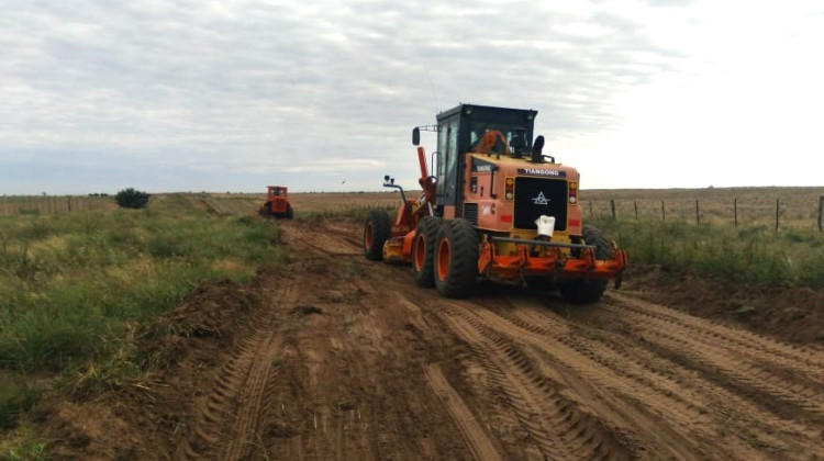 Vialidad Provincial y productores de Martín de Loyola abrieron un camino para facilitar la actividad agrícola