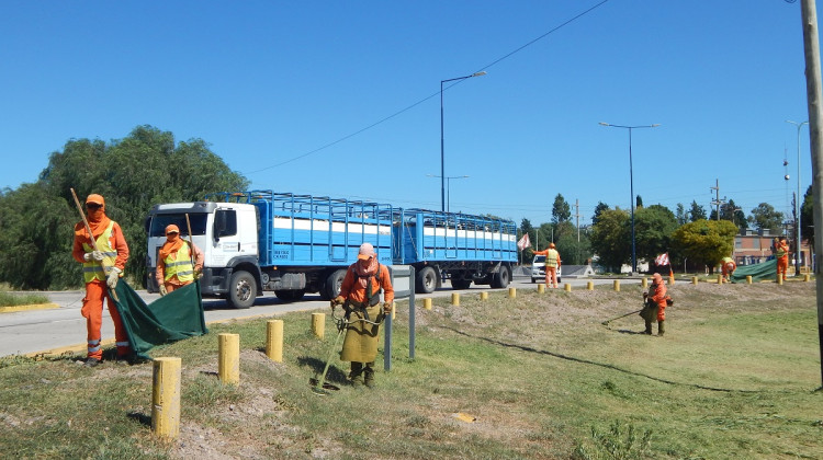 Desmalezado y limpieza, una labor permanente para el tránsito seguro por las rutas de la provincia