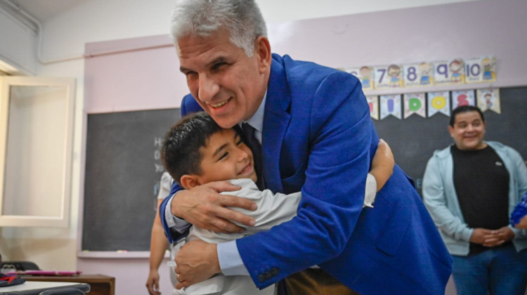 El Gobernador visitó a los docentes y estudiantes de tres escuelas de Saladillo