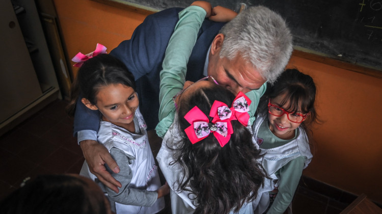 Las 20 fotos de la visita del Gobernador a escuelas del departamento San Martín