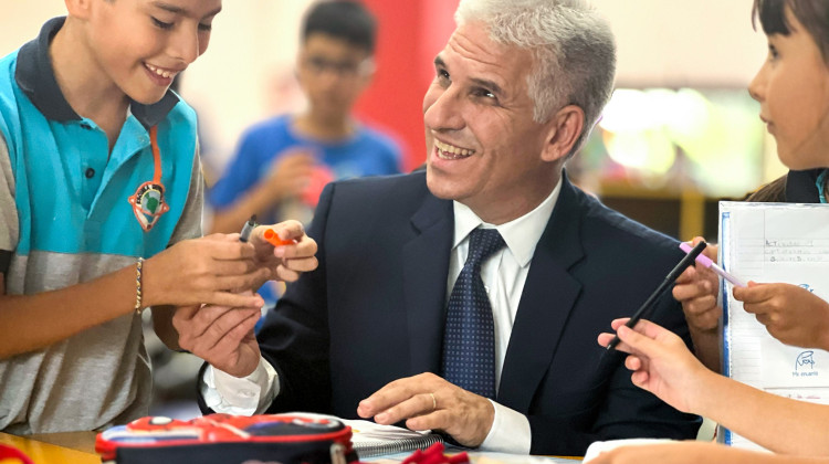 Poggi visitó una escuela generativa con perspectiva ambiental