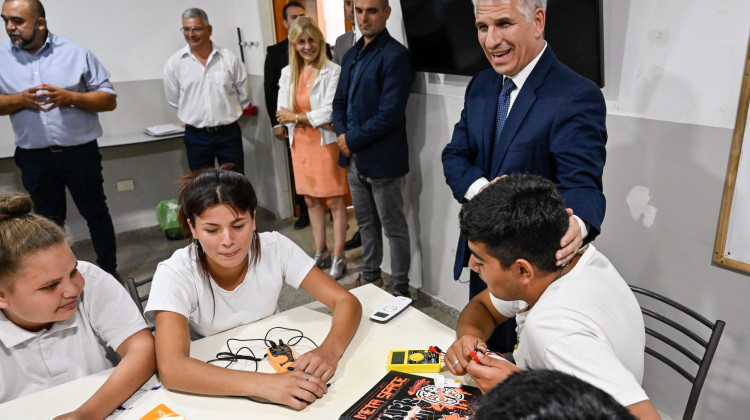 El Gobernador compartió la tarde en una escuela autogestionada