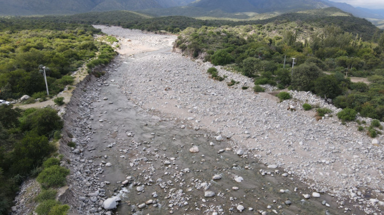 Trabajan en el encauzamiento del río Los Corrales