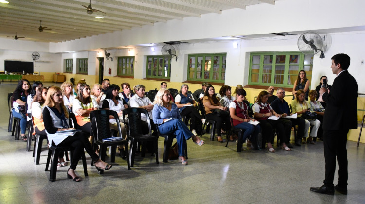 Jornada de trabajo con directores de escuelas en el departamento Dupuy