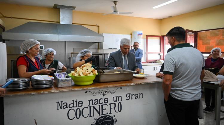 En la escuela N°11 esperaron al Gobernador con tallarines caseros