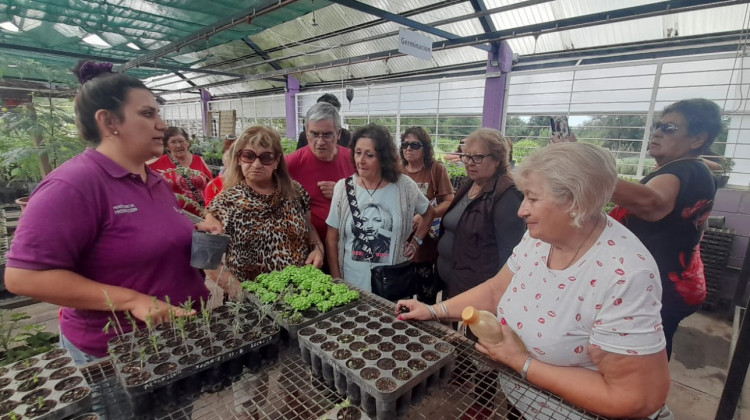 La Granja Productiva Escolar recibió la visita de adultos mayores