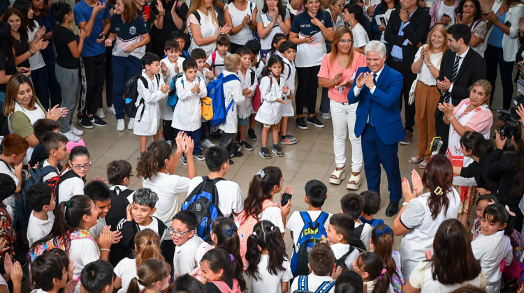 La visita del Gobernador a dos escuelas capitalinas en 20 fotos
