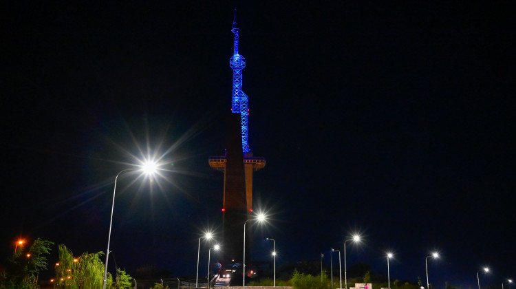 El Hito del Bicentenario se ilumina de azul en la Semana de Concienciación del Autismo