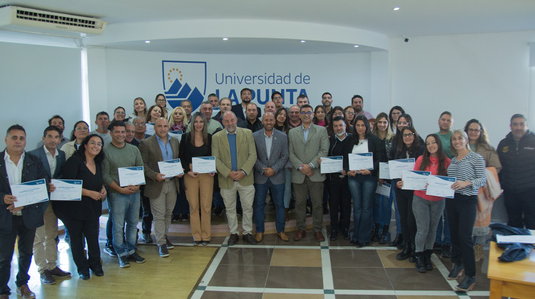 Trabajadores de la municipalidad de La Punta completaron el curso de liderazgo y trabajo en equipo