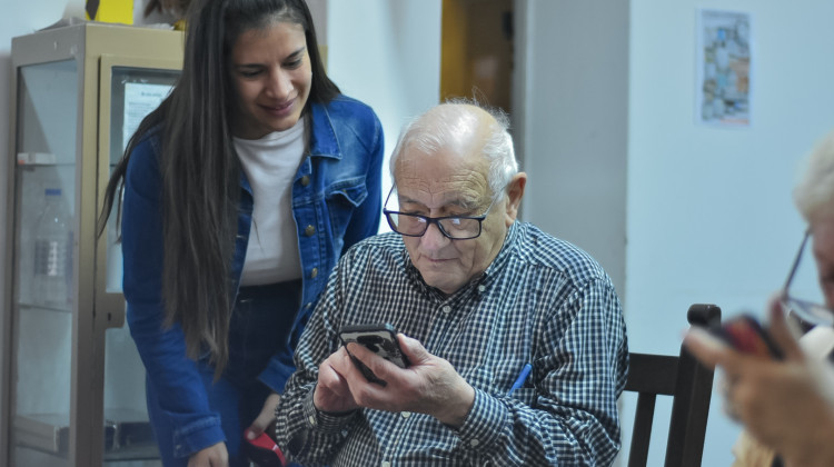 Proponen un espacio de aprendizaje tecnológico para adultos mayores