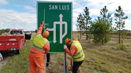 Agregaron 69 carteles viales en la Autopista de las Serranías Puntanas y repararon iluminación en la ruta 20