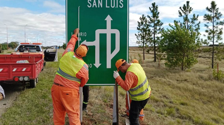 Agregaron 69 carteles viales en la Autopista de las Serranías Puntanas y repararon iluminación en la ruta 20