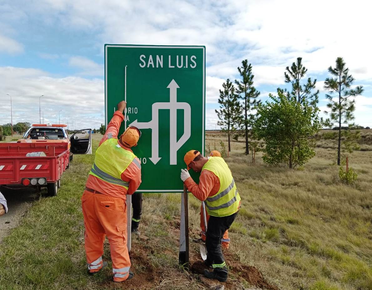 Agregaron 69 carteles viales en la Autopista de las Serranías Puntanas y repararon iluminación en la ruta 20