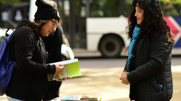 En el Día Internacional del Libro, realizaron una suelta de ejemplares en la Plaza Independencia 