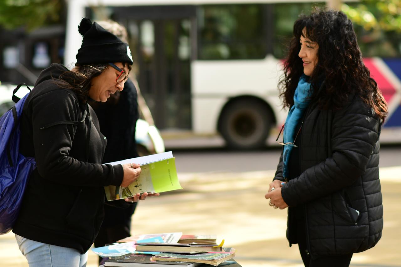 En el Día Internacional del Libro, realizaron una suelta de ejemplares en la Plaza Independencia 