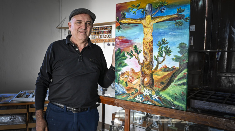 A pocos días de la festividad en Renca, un artista donó dos cuadros a la iglesia