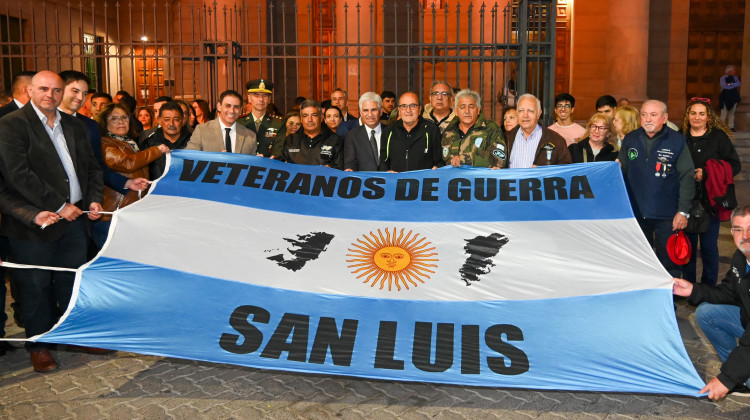 Con la invocación religiosa dedicada a los combatientes fallecidos, los veteranos de Malvinas comenzaron la vigilia del 2 de abril