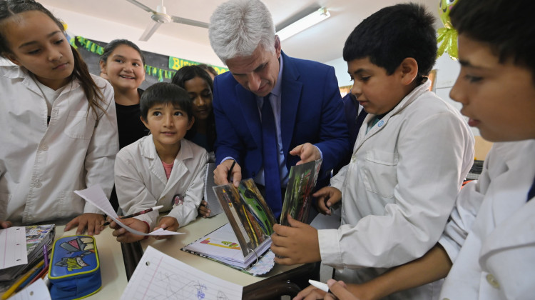 La comunidad de la escuela ‘Brigadier Rosas’ recibió al Gobernador